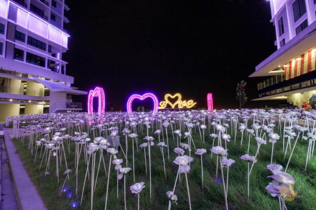 Sinar Rasa Homestay At I-Soho, I-City ชาห์อาลัม ภายนอก รูปภาพ The field of roses at the park